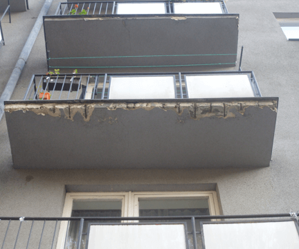 Detailný pohľad na stav balkónov pred obnovou