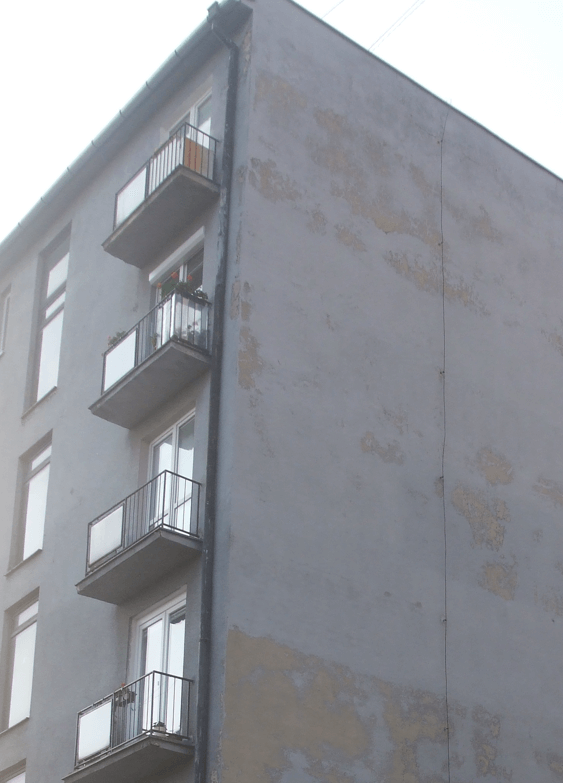 Štítová stena pred obnovou bytového domu