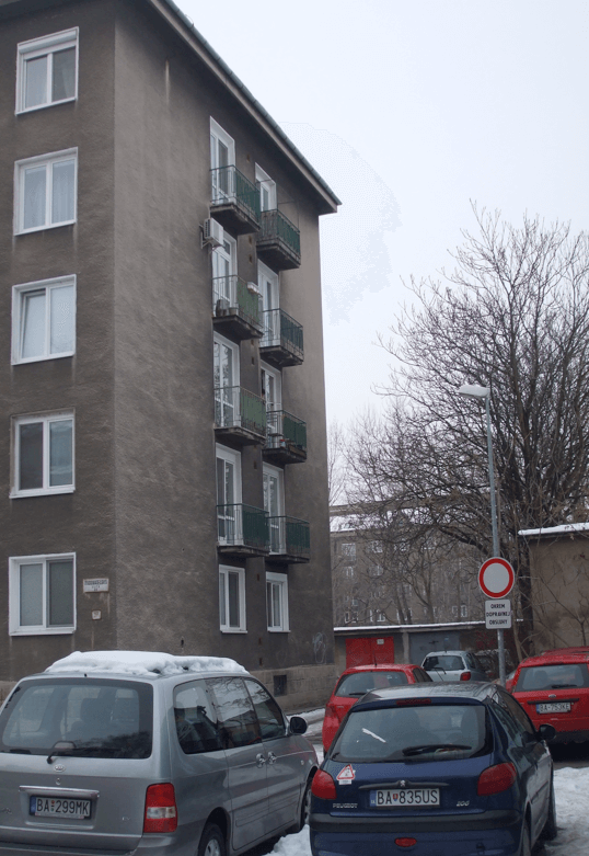Pohľad na tehlový bytový dom na Budovateľskej ul. v Bratislave pred obnovou