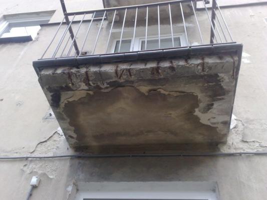 Balkón v bytovom dome na Špitálskej ulici pred obnovou
