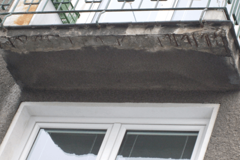 poškodená balkónová doska