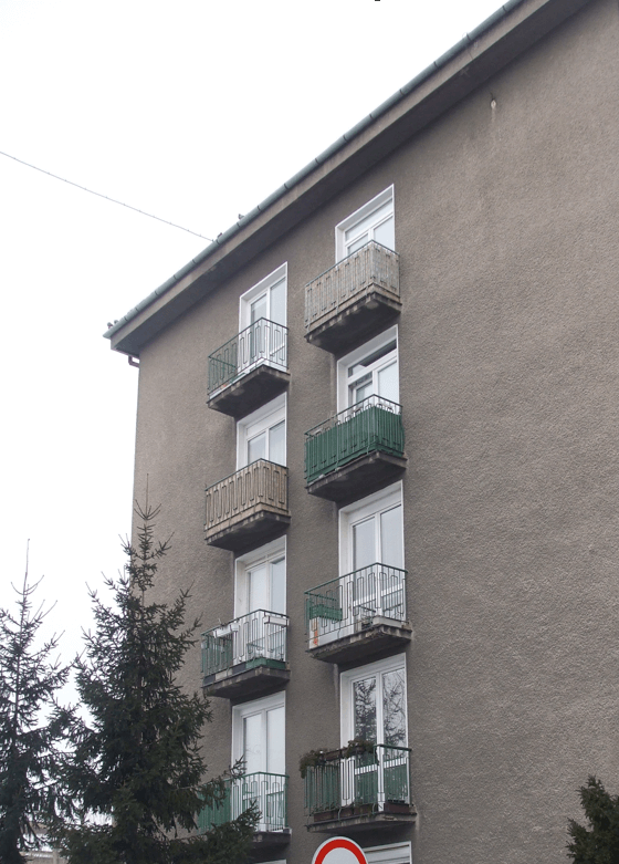 Pohľad na tehlový bytový dom na Budovateľskej ulici v Bratislave pred obnovou